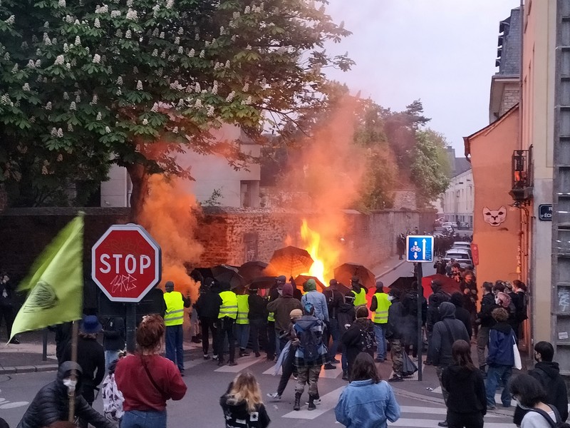 Pilpres Perancis diwarnai oleh sejumlah insiden yang terjadi di pusat kota Paris. Ini termasuk aksi demonstrasi dan secara terpisah insiden penembakan terhadap dua orang yang diduga hendak menabrak polisi. (AP/Laurent Cipriani)