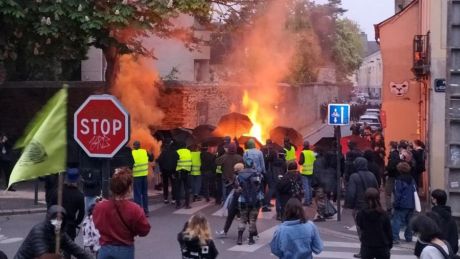 Pilpres Perancis diwarnai oleh sejumlah insiden yang terjadi di pusat kota Paris. Ini termasuk aksi demonstrasi dan secara terpisah insiden penembakan terhadap dua orang yang diduga hendak menabrak polisi. (AP/Laurent Cipriani)
