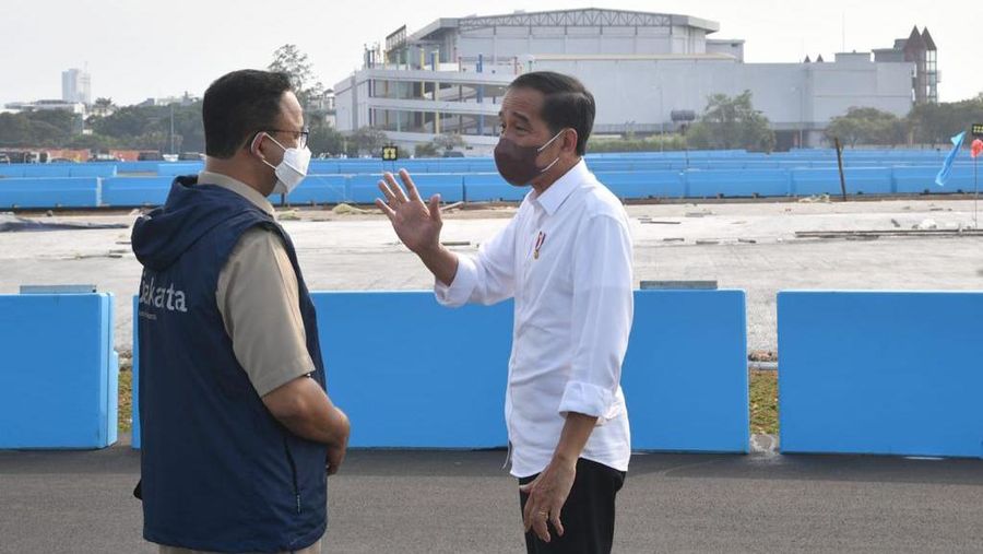 Presiden Joko Widodo memastikan sirkuit Formula E yang ada di kawasan Ancol, Jakarta Utara, siap untuk digunakan dalam ajang balap mobil listrik pada Juni mendatang. Kepastian tersebut disampaikan Kepala Negara usai meninjau langsung perkembangan proyek pembangunan sirkuit Formula E, Jakarta, pada Senin, 25 April 2022. (Dok: Biro Pers Sekretariat Presiden)