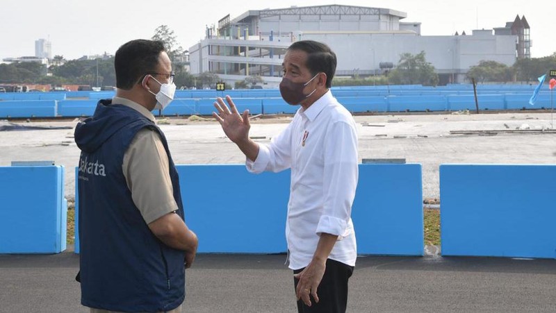 Presiden Joko Widodo memastikan sirkuit Formula E yang ada di kawasan Ancol, Jakarta Utara, siap untuk digunakan dalam ajang balap mobil listrik pada Juni mendatang. Kepastian tersebut disampaikan Kepala Negara usai meninjau langsung perkembangan proyek pembangunan sirkuit Formula E, Jakarta, pada Senin, 25 April 2022. (Dok: Biro Pers Sekretariat Presiden)