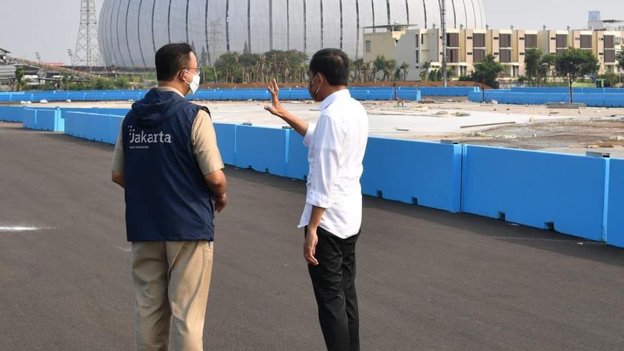 Presiden Joko Widodo memastikan sirkuit Formula E yang ada di kawasan Ancol, Jakarta Utara, siap untuk digunakan dalam ajang balap mobil listrik pada Juni mendatang. Kepastian tersebut disampaikan Kepala Negara usai meninjau langsung perkembangan proyek pembangunan sirkuit Formula E, Jakarta, pada Senin, 25 April 2022. (Dok: Biro Pers Sekretariat Presiden)