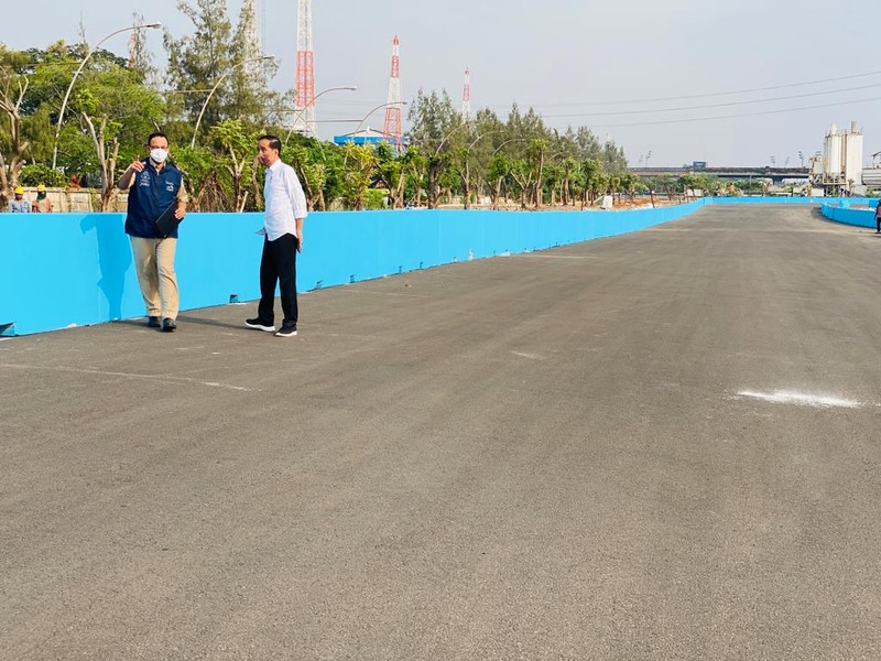 Presiden Joko Widodo memastikan sirkuit Formula E yang ada di kawasan Ancol, Jakarta Utara, siap untuk digunakan dalam ajang balap mobil listrik pada Juni mendatang. Kepastian tersebut disampaikan Kepala Negara usai meninjau langsung perkembangan proyek pembangunan sirkuit Formula E, Jakarta, pada Senin, 25 April 2022. (Dok: Biro Pers Sekretariat Presiden) Presiden Joko Widodo memastikan sirkuit Formula E yang ada di kawasan Ancol, Jakarta Utara, siap untuk digunakan dalam ajang balap mobil listrik pada Juni mendatang. Kepastian tersebut disampaikan Kepala Negara usai meninjau langsung perkembangan proyek pembangunan sirkuit Formula E, Jakarta, pada Senin, 25 April 2022. (Dok: Biro Pers Sekretariat Presiden)
