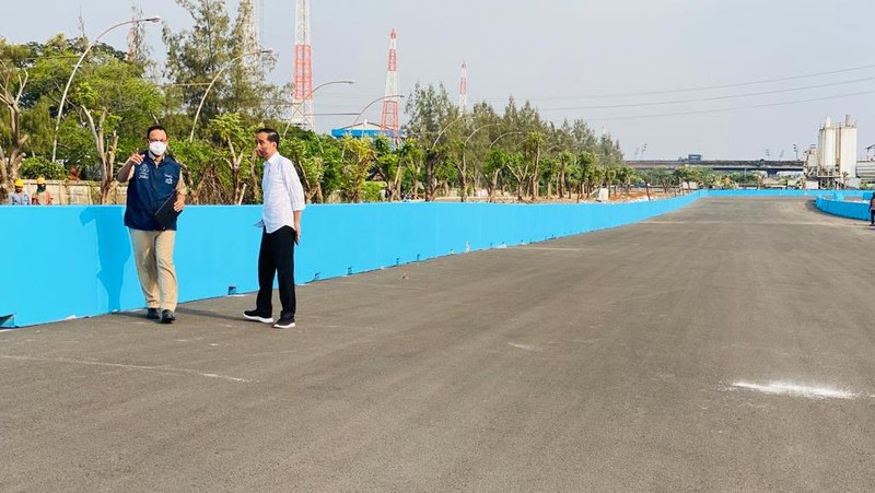 Presiden Joko Widodo memastikan sirkuit Formula E yang ada di kawasan Ancol, Jakarta Utara, siap untuk digunakan dalam ajang balap mobil listrik pada Juni mendatang. Kepastian tersebut disampaikan Kepala Negara usai meninjau langsung perkembangan proyek pembangunan sirkuit Formula E, Jakarta, pada Senin, 25 April 2022. (Dok: Biro Pers Sekretariat Presiden)