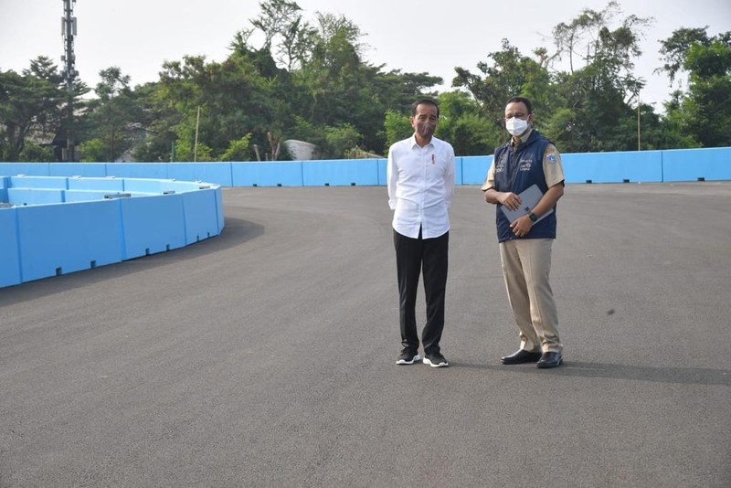 Presiden Joko Widodo memastikan sirkuit Formula E yang ada di kawasan Ancol, Jakarta Utara, siap untuk digunakan dalam ajang balap mobil listrik pada Juni mendatang. Kepastian tersebut disampaikan Kepala Negara usai meninjau langsung perkembangan proyek pembangunan sirkuit Formula E, Jakarta, pada Senin, 25 April 2022. (Dok: Biro Pers Sekretariat Presiden)