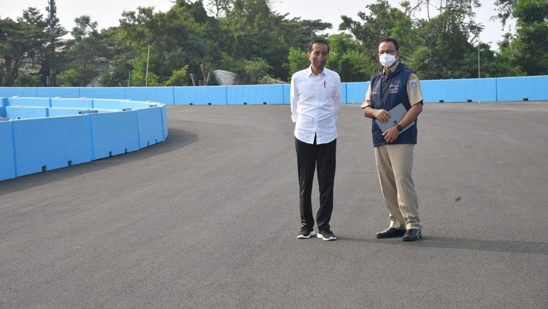 Presiden Joko Widodo memastikan sirkuit Formula E yang ada di kawasan Ancol, Jakarta Utara, siap untuk digunakan dalam ajang balap mobil listrik pada Juni mendatang. Kepastian tersebut disampaikan Kepala Negara usai meninjau langsung perkembangan proyek pembangunan sirkuit Formula E, Jakarta, pada Senin, 25 April 2022. (Dok: Biro Pers Sekretariat Presiden)