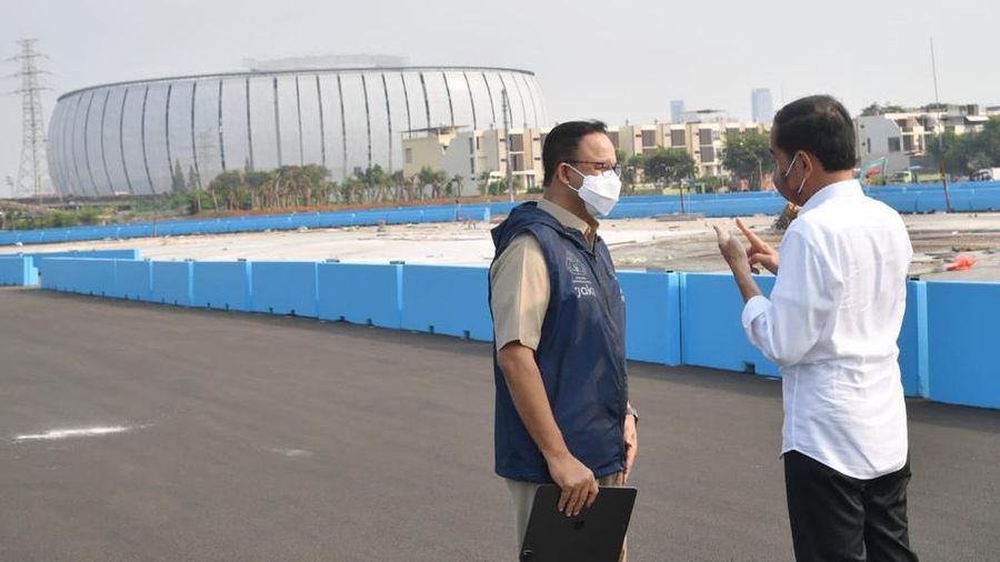 Presiden Joko Widodo memastikan sirkuit Formula E yang ada di kawasan Ancol, Jakarta Utara, siap untuk digunakan dalam ajang balap mobil listrik pada Juni mendatang. Kepastian tersebut disampaikan Kepala Negara usai meninjau langsung perkembangan proyek pembangunan sirkuit Formula E, Jakarta, pada Senin, 25 April 2022. (Dok: Biro Pers Sekretariat Presiden)