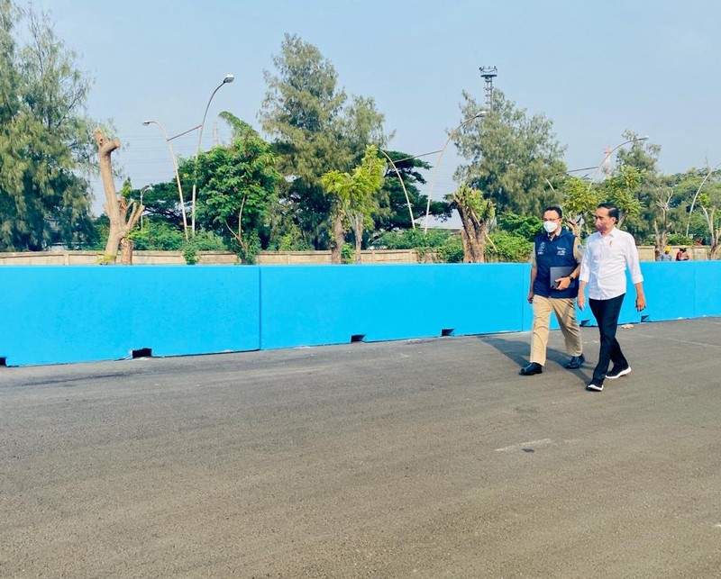 Presiden Joko Widodo memastikan sirkuit Formula E yang ada di kawasan Ancol, Jakarta Utara, siap untuk digunakan dalam ajang balap mobil listrik pada Juni mendatang. Kepastian tersebut disampaikan Kepala Negara usai meninjau langsung perkembangan proyek pembangunan sirkuit Formula E, Jakarta, pada Senin, 25 April 2022. (Dok: Biro Pers Sekretariat Presiden) Presiden Joko Widodo memastikan sirkuit Formula E yang ada di kawasan Ancol, Jakarta Utara, siap untuk digunakan dalam ajang balap mobil listrik pada Juni mendatang. Kepastian tersebut disampaikan Kepala Negara usai meninjau langsung perkembangan proyek pembangunan sirkuit Formula E, Jakarta, pada Senin, 25 April 2022. (Dok: Biro Pers Sekretariat Presiden)