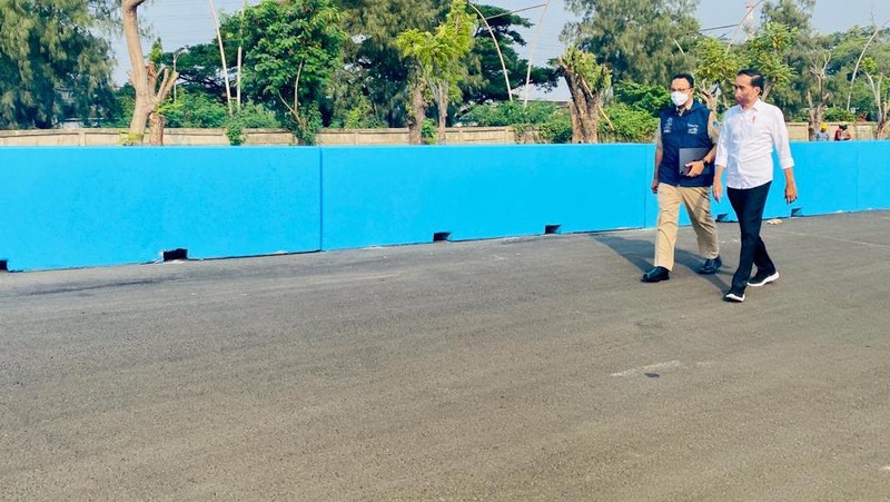Presiden Joko Widodo memastikan sirkuit Formula E yang ada di kawasan Ancol, Jakarta Utara, siap untuk digunakan dalam ajang balap mobil listrik pada Juni mendatang. Kepastian tersebut disampaikan Kepala Negara usai meninjau langsung perkembangan proyek pembangunan sirkuit Formula E, Jakarta, pada Senin, 25 April 2022. (Dok: Biro Pers Sekretariat Presiden)