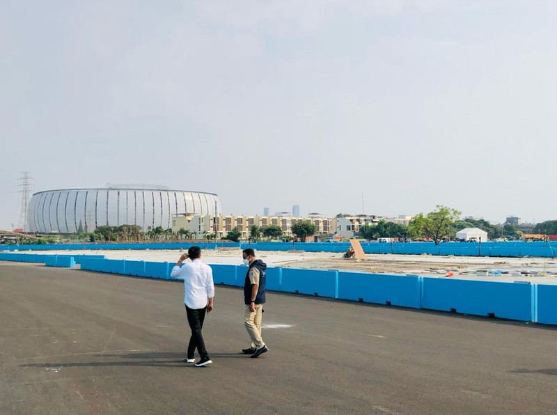 Presiden Joko Widodo memastikan sirkuit Formula E yang ada di kawasan Ancol, Jakarta Utara, siap untuk digunakan dalam ajang balap mobil listrik pada Juni mendatang. Kepastian tersebut disampaikan Kepala Negara usai meninjau langsung perkembangan proyek pembangunan sirkuit Formula E, Jakarta, pada Senin, 25 April 2022. (Dok: Biro Pers Sekretariat Presiden)