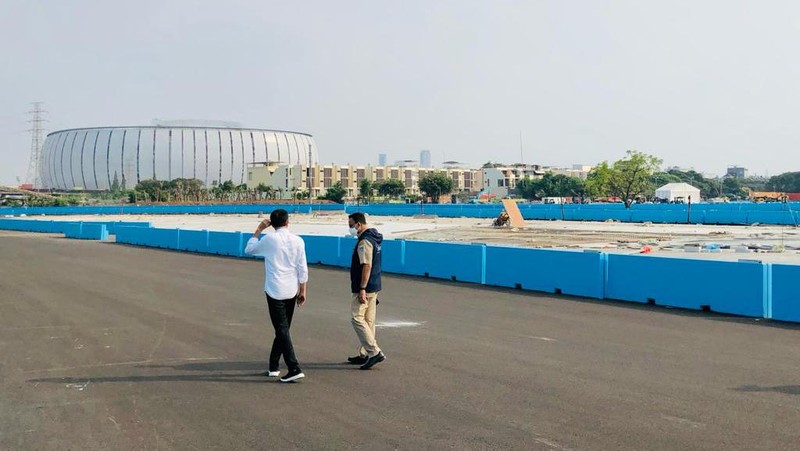 Presiden Joko Widodo memastikan sirkuit Formula E yang ada di kawasan Ancol, Jakarta Utara, siap untuk digunakan dalam ajang balap mobil listrik pada Juni mendatang. Kepastian tersebut disampaikan Kepala Negara usai meninjau langsung perkembangan proyek pembangunan sirkuit Formula E, Jakarta, pada Senin, 25 April 2022. (Dok: Biro Pers Sekretariat Presiden)