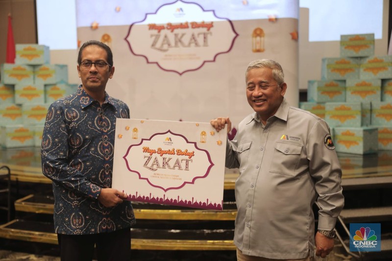 PT Bank Mega Syariah (BMS) menyalurkan zakat korporasi kepada beberapa badan dan lembaga amil zakat sebesar lebih dari Rp 17,6 miliar. Jumlah tersebut meningkat dibandingkan penyaluran zakat BMS pada tahun sebelumnya, yaitu sebesar Rp4,3 miliar. Seremoni digelar di Menara Bank Mega Syariah, Jakarta, Senin (25/4/2022). (CNBC Indonesia/Muhammad Sabki)