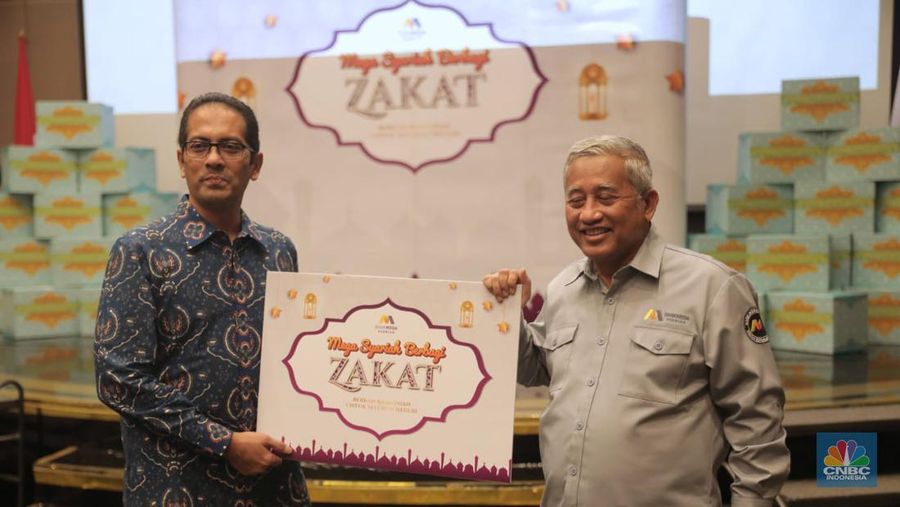 PT Bank Mega Syariah (BMS) menyalurkan zakat korporasi kepada beberapa badan dan lembaga amil zakat sebesar lebih dari Rp 17,6 miliar. Jumlah tersebut meningkat dibandingkan penyaluran zakat BMS pada tahun sebelumnya, yaitu sebesar Rp4,3 miliar. Seremoni digelar di Menara Bank Mega Syariah, Jakarta, Senin (25/4/2022). (վ/Muhammad Sabki)