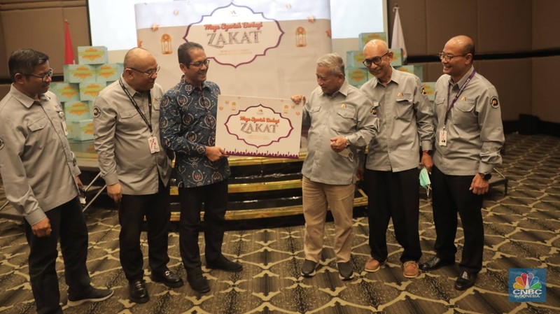 PT Bank Mega Syariah (BMS) menyalurkan zakat korporasi kepada beberapa badan dan lembaga amil zakat sebesar lebih dari Rp 17,6 miliar. Jumlah tersebut meningkat dibandingkan penyaluran zakat BMS pada tahun sebelumnya, yaitu sebesar Rp4,3 miliar. Seremoni digelar di Menara Bank Mega Syariah, Jakarta, Senin (25/4/2022). (CNBC Indonesia/Muhammad Sabki)