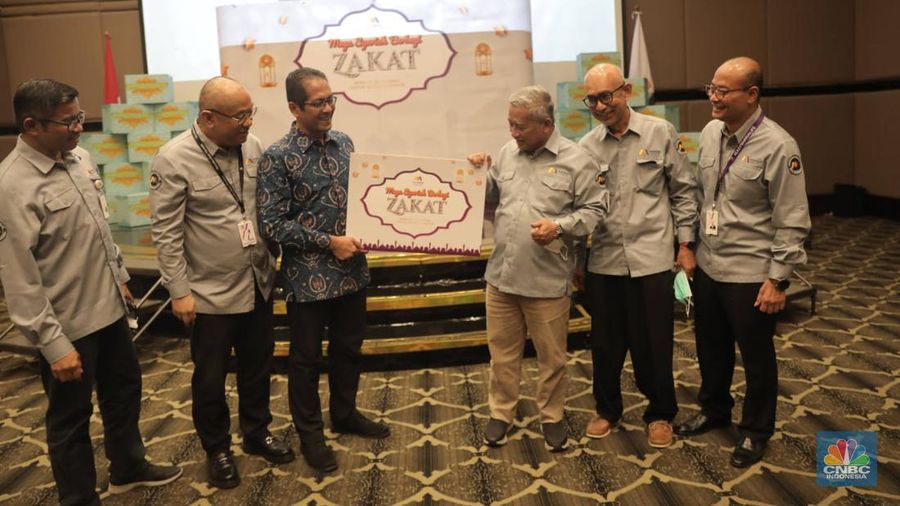 PT Bank Mega Syariah (BMS) menyalurkan zakat korporasi kepada beberapa badan dan lembaga amil zakat sebesar lebih dari Rp 17,6 miliar. Jumlah tersebut meningkat dibandingkan penyaluran zakat BMS pada tahun sebelumnya, yaitu sebesar Rp4,3 miliar. Seremoni digelar di Menara Bank Mega Syariah, Jakarta, Senin (25/4/2022). (CNBC Indonesia/Muhammad Sabki)
