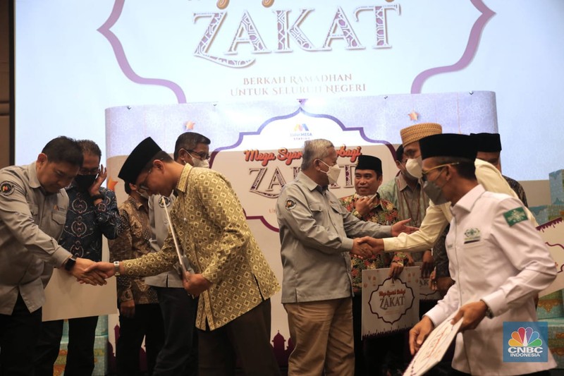 PT Bank Mega Syariah (BMS) menyalurkan zakat korporasi kepada beberapa badan dan lembaga amil zakat sebesar lebih dari Rp 17,6 miliar. Jumlah tersebut meningkat dibandingkan penyaluran zakat BMS pada tahun sebelumnya, yaitu sebesar Rp4,3 miliar. Seremoni digelar di Menara Bank Mega Syariah, Jakarta, Senin (25/4/2022). (CNBC Indonesia/Muhammad Sabki) PT Bank Mega Syariah (BMS) menyalurkan zakat korporasi kepada beberapa badan dan lembaga amil zakat sebesar lebih dari Rp 17,6 miliar. Jumlah tersebut meningkat dibandingkan penyaluran zakat BMS pada tahun sebelumnya, yaitu sebesar Rp4,3 miliar. Seremoni digelar di Menara Bank Mega Syariah, Jakarta, Senin (25/4/2022). (CNBC Indonesia/Muhammad Sabki)