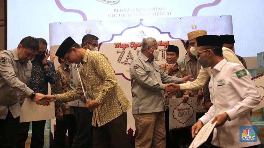 PT Bank Mega Syariah (BMS) menyalurkan zakat korporasi kepada beberapa badan dan lembaga amil zakat sebesar lebih dari Rp 17,6 miliar. Jumlah tersebut meningkat dibandingkan penyaluran zakat BMS pada tahun sebelumnya, yaitu sebesar Rp4,3 miliar. Seremoni digelar di Menara Bank Mega Syariah, Jakarta, Senin (25/4/2022). (CNBC Indonesia/Muhammad Sabki)