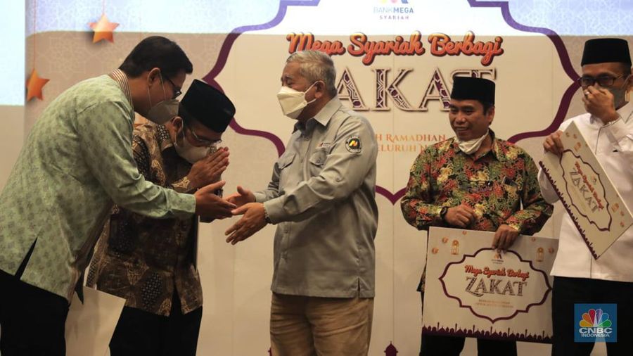 PT Bank Mega Syariah (BMS) menyalurkan zakat korporasi kepada beberapa badan dan lembaga amil zakat sebesar lebih dari Rp 17,6 miliar. Jumlah tersebut meningkat dibandingkan penyaluran zakat BMS pada tahun sebelumnya, yaitu sebesar Rp4,3 miliar. Seremoni digelar di Menara Bank Mega Syariah, Jakarta, Senin (25/4/2022). (CNBC Indonesia/Muhammad Sabki)