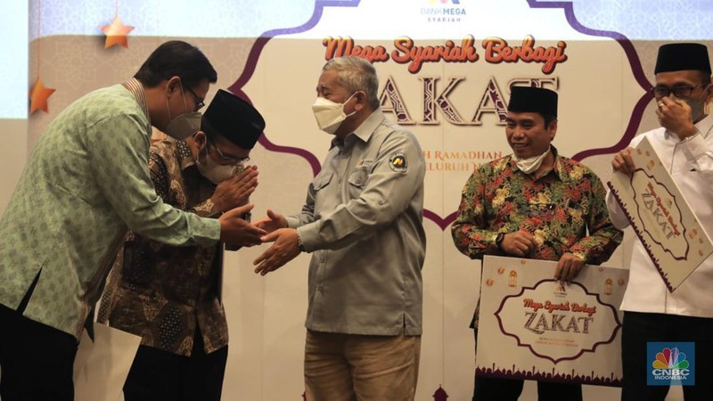 PT Bank Mega Syariah (BMS) menyalurkan zakat korporasi kepada beberapa badan dan lembaga amil zakat sebesar lebih dari Rp 17,6 miliar. Jumlah tersebut meningkat dibandingkan penyaluran zakat BMS pada tahun sebelumnya, yaitu sebesar Rp4,3 miliar. Seremoni digelar di Menara Bank Mega Syariah, Jakarta, Senin (25/4/2022). (CNBC Indonesia/Muhammad Sabki)