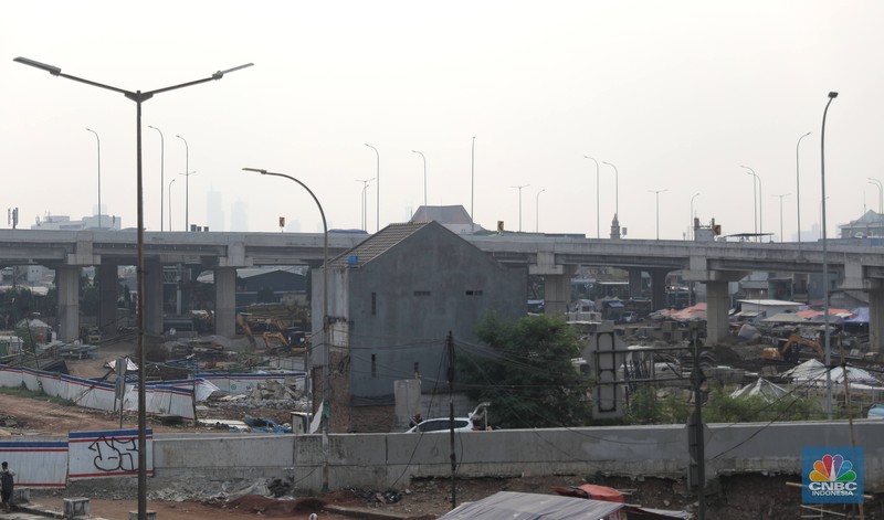 Salah satu bangunan yang berdiri di tengah proyek tol becakayu, Jakarta, Senin, (25/4/2022). (CNBC Indonesia/Muhammad Sabki) Salah satu bangunan yang berdiri di tengah proyek tol becakayu, Jakarta, Senin, (25/4/2022). (CNBC Indonesia/Muhammad Sabki)