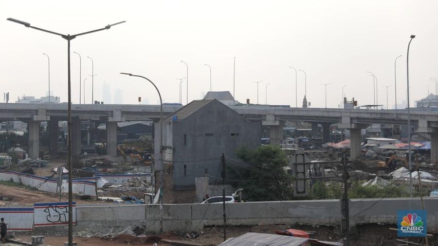Salah satu bangunan yang berdiri di tengah proyek tol becakayu, Jakarta, Senin, (25/4/2022). (CNBC Indonesia/Muhammad Sabki)