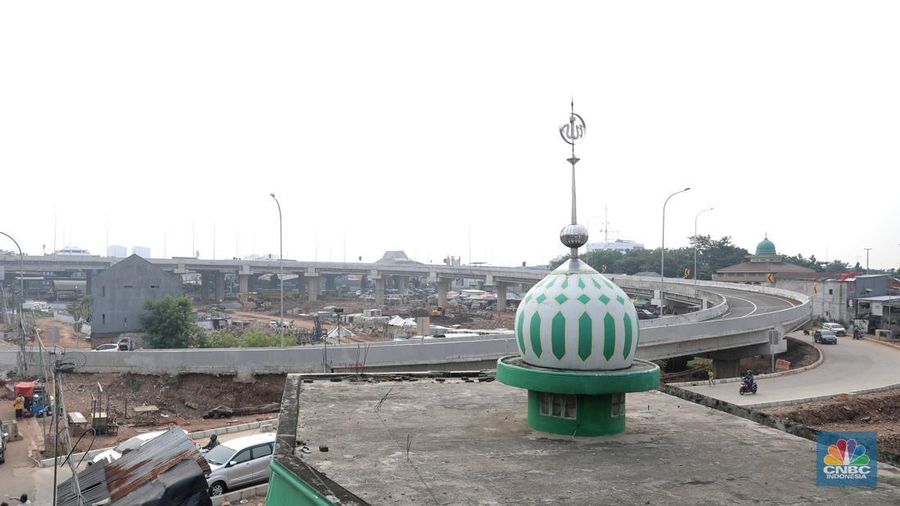 Salah satu bangunan yang berdiri di tengah proyek tol becakayu, Jakarta, Senin, (25/4/2022). (CNBC Indonesia/Muhammad Sabki)