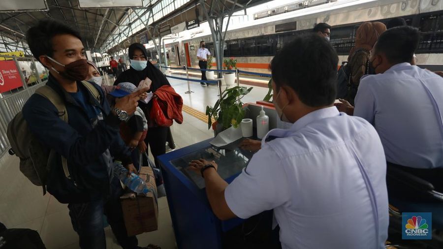 Sejumlah calon penumpang kereta api menunggu jadwal keberangkatan di Stasiun Pasar Senen, Jakarta, Senin (25/4/2022). (CNBC Indonesia/Andrean Kristianto)