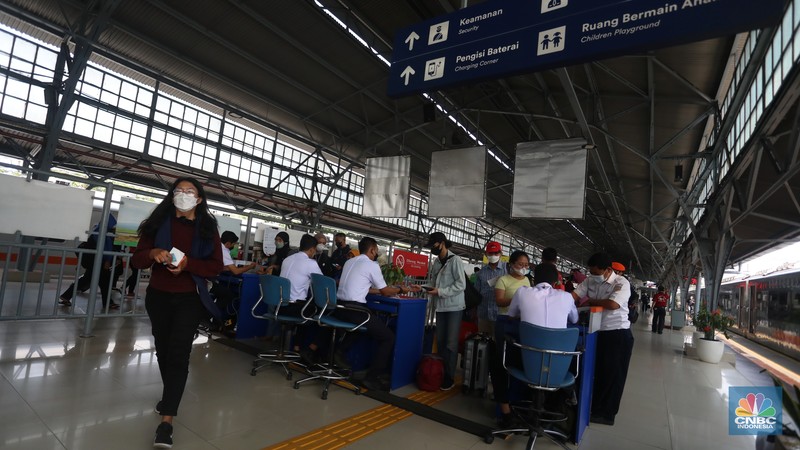 Sejumlah calon penumpang kereta api menunggu jadwal keberangkatan di Stasiun Pasar Senen, Jakarta, Senin (25/4/2022). (CNBC Indonesia/Andrean Kristianto)
