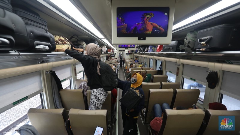 Sejumlah calon penumpang kereta api menunggu jadwal keberangkatan di Stasiun Pasar Senen, Jakarta, Senin (25/4/2022). (CNBC Indonesia/Andrean Kristianto) Sejumlah calon penumpang kereta api menunggu jadwal keberangkatan di Stasiun Pasar Senen, Jakarta, Senin (25/4/2022). (CNBC Indonesia/Andrean Kristianto)