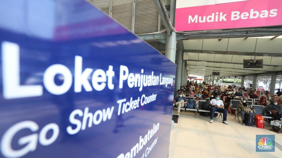 Sejumlah calon penumpang kereta api menunggu jadwal keberangkatan di Stasiun Pasar Senen, Jakarta, Senin (25/4/2022). (CNBC Indonesia/Andrean Kristianto)
