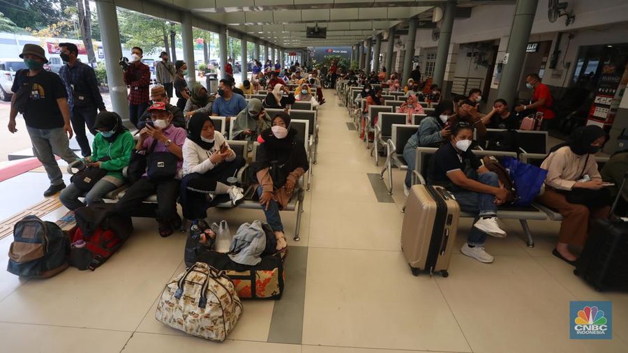 Sejumlah calon penumpang kereta api menunggu jadwal keberangkatan di Stasiun Pasar Senen, Jakarta, Senin (25/4/2022). (CNBC Indonesia/Andrean Kristianto)