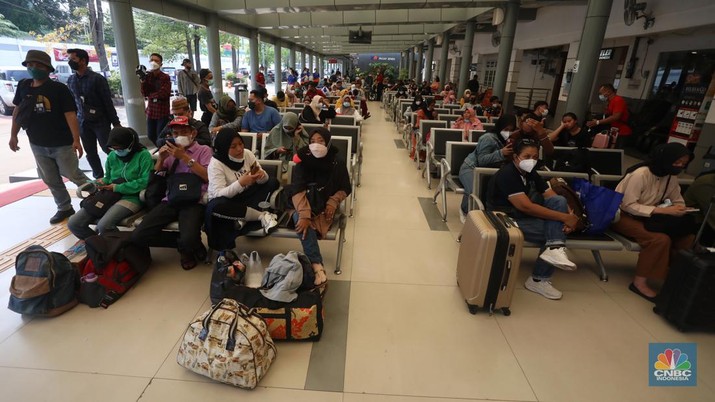 Sejumlah calon penumpang kereta api menunggu jadwal keberangkatan di Stasiun Pasar Senen, Jakarta, Senin (25/4/2022). (CNBC Indonesia/Andrean Kristianto) Sejumlah calon penumpang kereta api menunggu jadwal keberangkatan di Stasiun Pasar Senen, Jakarta, Senin (25/4/2022). (CNBC Indonesia/Andrean Kristianto)