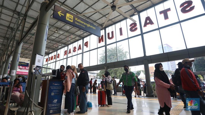 Sejumlah calon penumpang kereta api menunggu jadwal keberangkatan di Stasiun Pasar Senen, Jakarta, Senin (25/4/2022). (CNBC Indonesia/Andrean Kristianto) Sejumlah calon penumpang kereta api menunggu jadwal keberangkatan di Stasiun Pasar Senen, Jakarta, Senin (25/4/2022). (CNBC Indonesia/Andrean Kristianto)