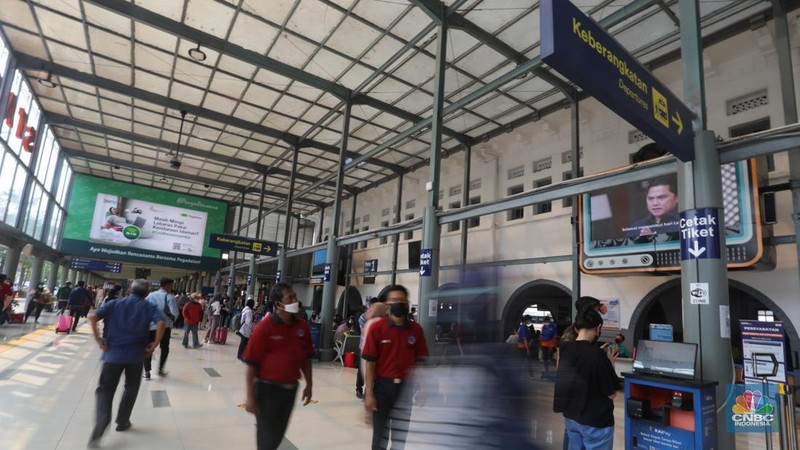 Sejumlah calon penumpang kereta api menunggu jadwal keberangkatan di Stasiun Pasar Senen, Jakarta, Senin (25/4/2022). (CNBC Indonesia/Andrean Kristianto)