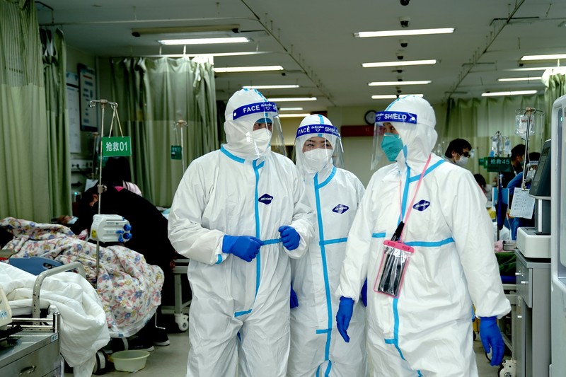 Petugas medis memindahkan seorang pasien dari ambulans di Rumah Sakit Minhang yang berafiliasi dengan Universitas Fudan di Shanghai. (AP/Zhang Jiansong) Petugas medis memindahkan seorang pasien dari ambulans di Rumah Sakit Minhang yang berafiliasi dengan Universitas Fudan di Shanghai. (AP/Zhang Jiansong)