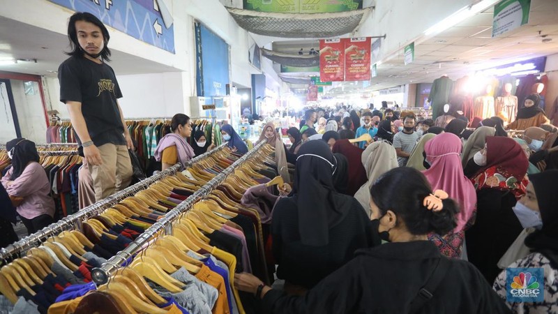 Warga berbelanja di Blok B Pasar Tanah Abang, Jakarta, Senin (25/4/2022). (CNBC Indonesia/Andrean Kristianto)
