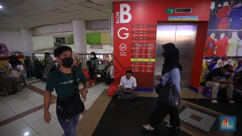 Warga berbelanja di Blok B Pasar Tanah Abang, Jakarta, Senin (25/4/2022). (CNBC Indonesia/Andrean Kristianto)