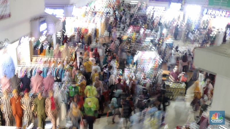 Warga berbelanja di Blok B Pasar Tanah Abang, Jakarta, Senin (25/4/2022). (CNBC Indonesia/Andrean Kristianto)