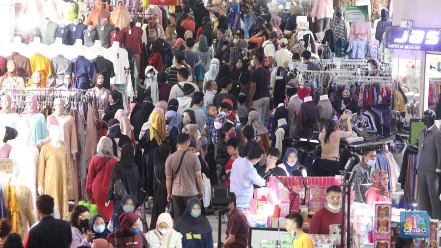 Warga berbelanja di Blok B Pasar Tanah Abang, Jakarta, Senin (25/4/2022). (CNBC Indonesia/Andrean Kristianto)