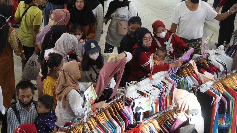 Warga berbelanja di Blok B Pasar Tanah Abang, Jakarta, Senin (25/4/2022). (CNBC Indonesia/Andrean Kristianto)