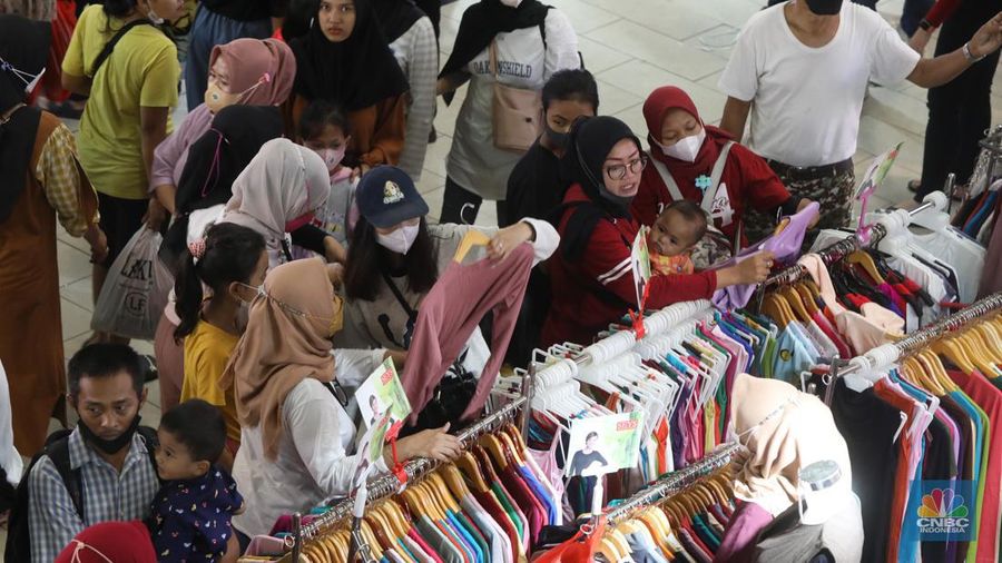 Warga berbelanja di Blok B Pasar Tanah Abang, Jakarta, Senin (25/4/2022). (CNBC Indonesia/Andrean Kristianto)