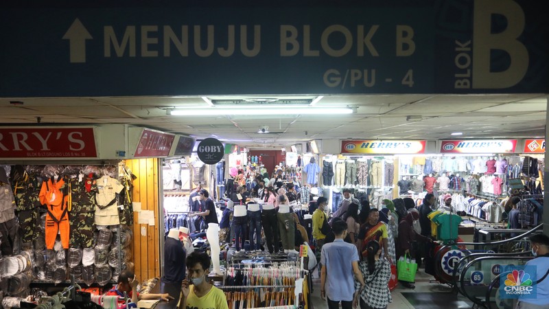 Warga berbelanja di Blok B Pasar Tanah Abang, Jakarta, Senin (25/4/2022). (CNBC Indonesia/Andrean Kristianto)