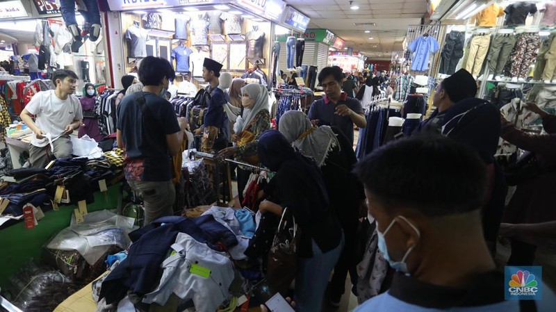 Warga berbelanja di Blok B Pasar Tanah Abang, Jakarta, Senin (25/4/2022). (CNBC Indonesia/Andrean Kristianto)