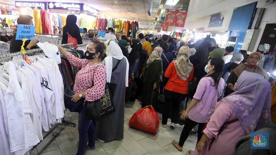 Warga berbelanja di Blok B Pasar Tanah Abang, Jakarta, Senin (25/4/2022). (CNBC Indonesia/Andrean Kristianto)