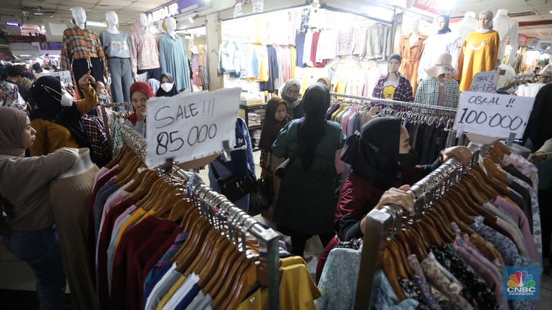 Warga berbelanja di Blok B Pasar Tanah Abang, Jakarta, Senin (25/4/2022). (CNBC Indonesia/Andrean Kristianto)