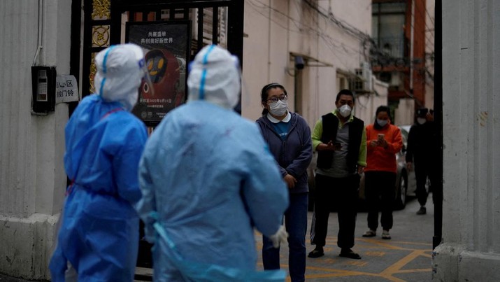 Warga mengantre untuk tes asam nukleat selama penguncian, di tengah pandemi penyakit coronavirus (COVID-19), di Shanghai, Cina. (REUTERS/ALY SONG)