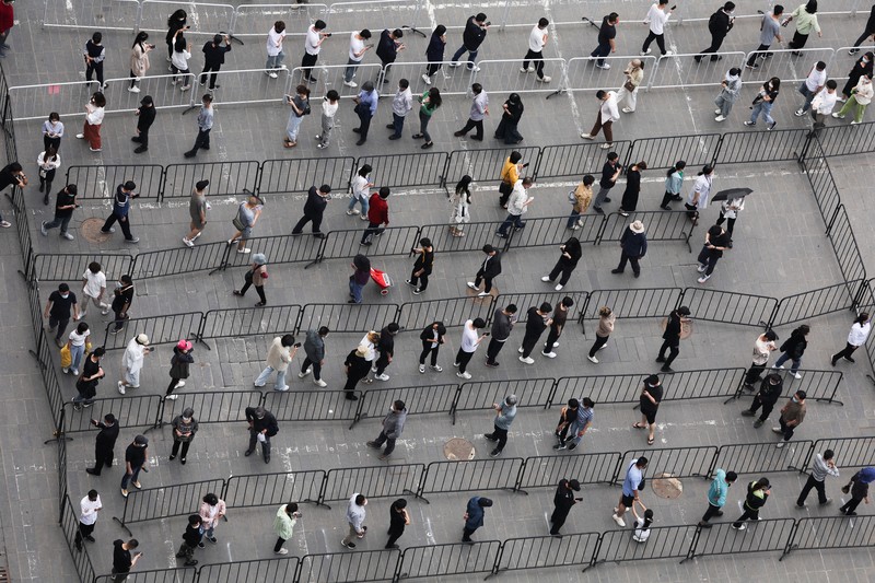 Antrean warga untuk tes covid di Beijing, China. (REUTERS/CARLOS GARCIA RAWLINS)