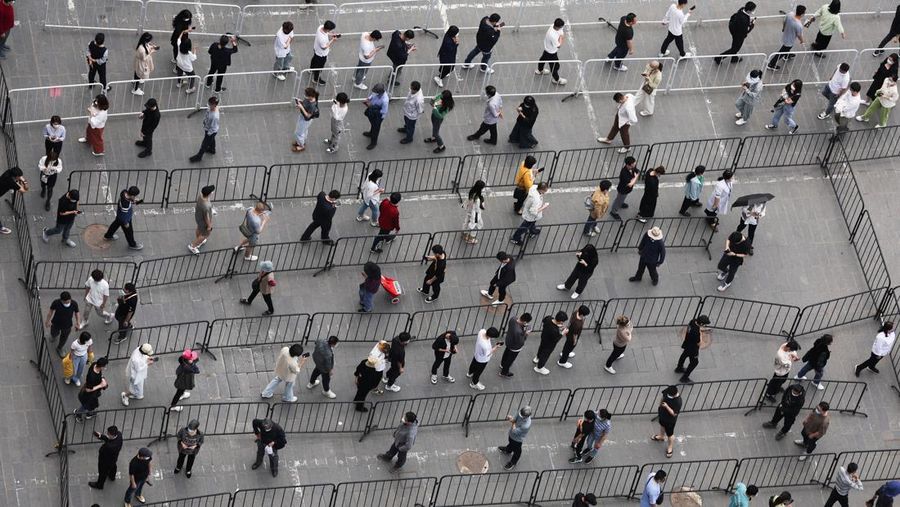 Antrean warga untuk tes covid di Beijing, China. (REUTERS/CARLOS GARCIA RAWLINS)