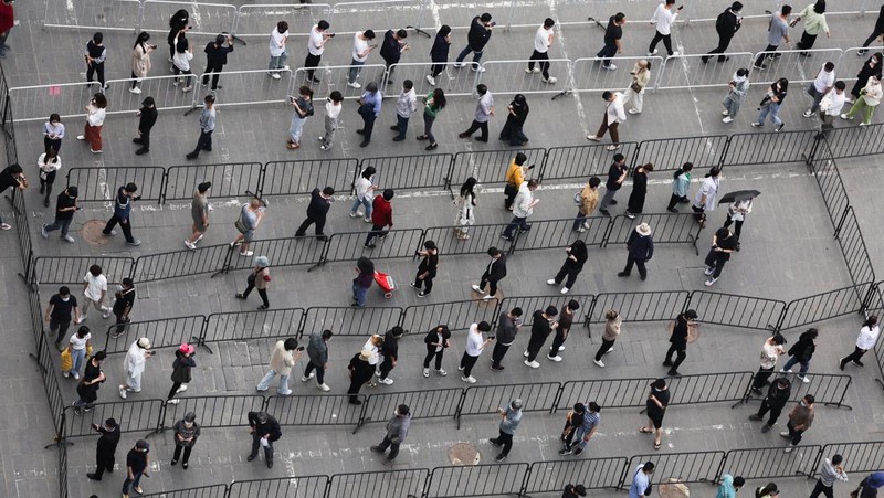 Antrean warga untuk tes covid di Beijing, China. (REUTERS/CARLOS GARCIA RAWLINS)