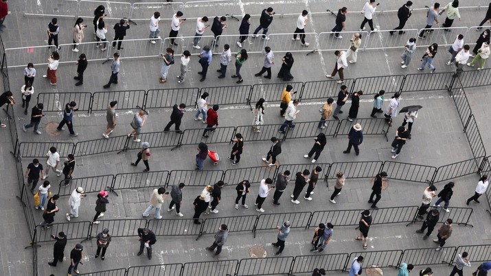 Antrean warga untuk tes covid di Beijing, China. (REUTERS/TINGSHU WANG)