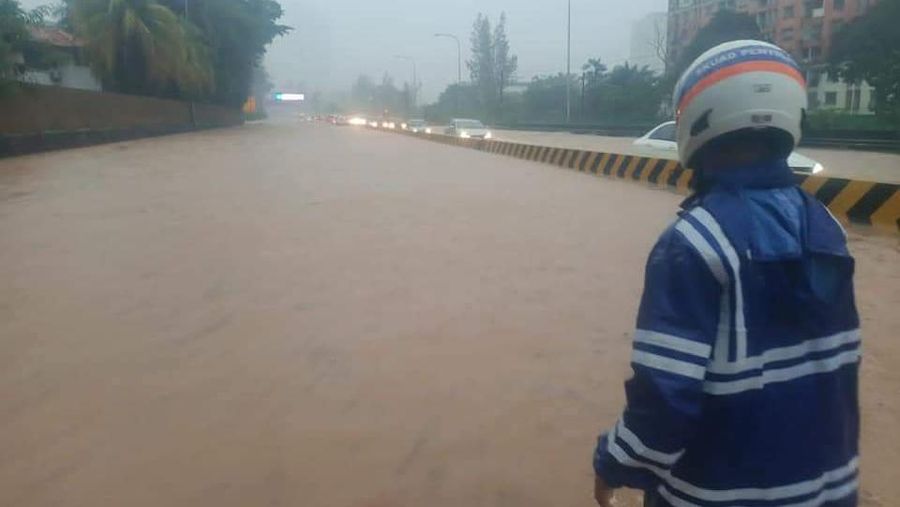 Banjir di Kuala Lumpur, Malaysia. (Tangkapan layar Twitter @DBKL2u)
